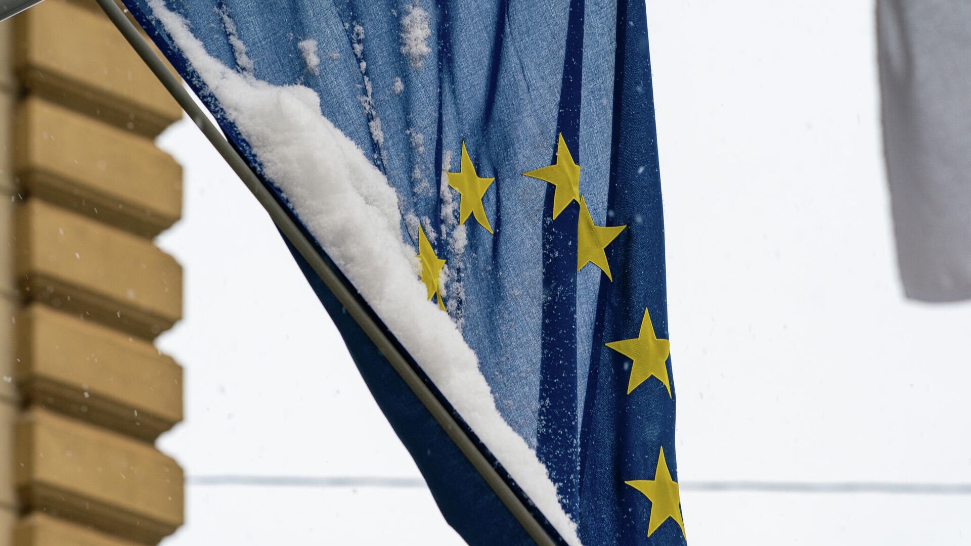 Флаг Евросоюза под снегом - Sputnik Латвия, 1920, 08.03.2022