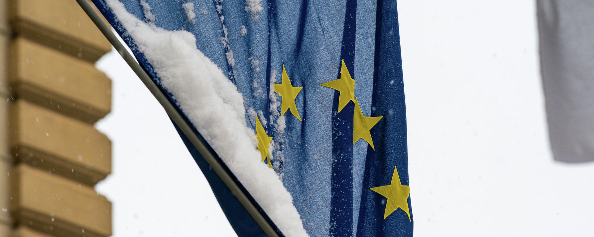 Флаг Евросоюза под снегом - Sputnik Латвия, 1920, 08.03.2022