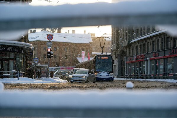 Трамвай на улице Миера в Риге. - Sputnik Латвия