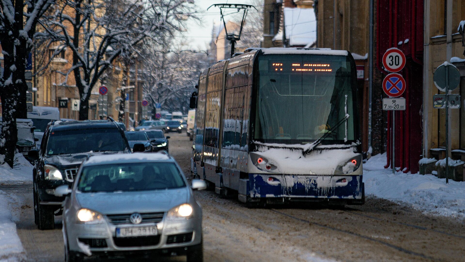 Трамвай на улице Миера в Риге - Sputnik Латвия, 1920, 03.01.2022