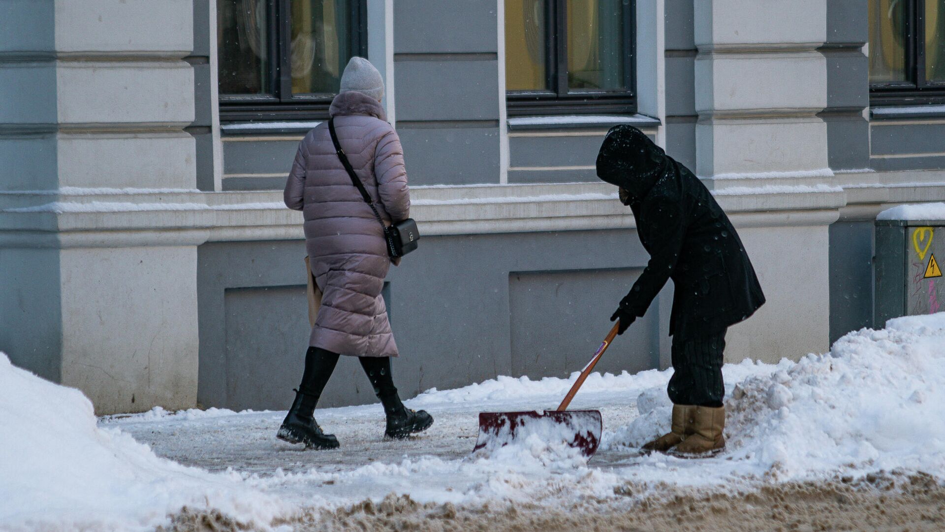 Дворник убирает снег в Риге - Sputnik Латвия, 1920, 08.02.2022