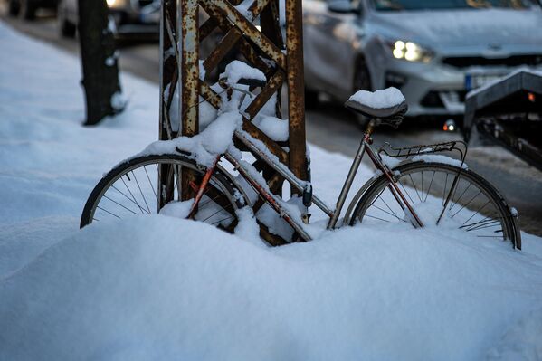 Велосипед под снегом. - Sputnik Латвия