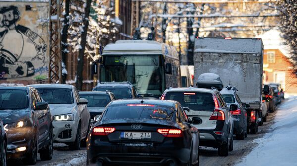 Интенсивное движение на улице в Риге - Sputnik Латвия