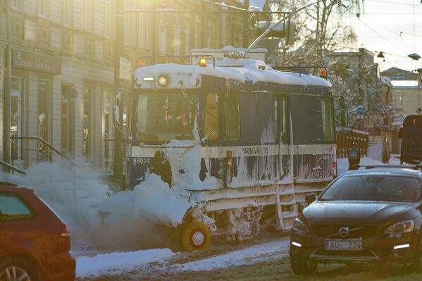 Специальный трамвай для чистки путей в Риге. - Sputnik Латвия