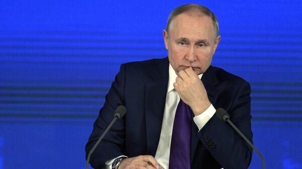 Президент РФ Владимир Путин на большой ежегодной пресс-конференции - Sputnik Latvija