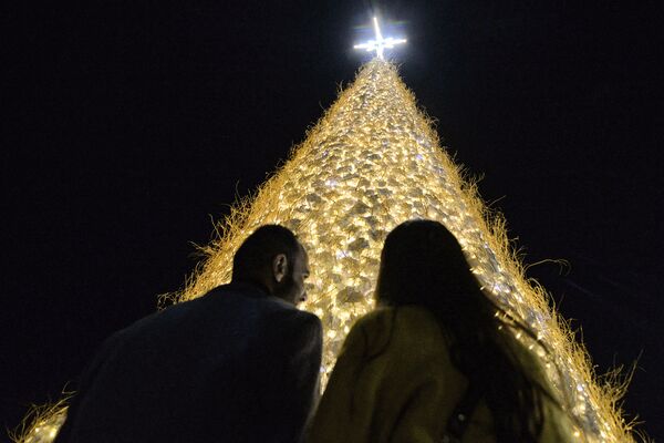 Neparasta Ziemassvētku eglīte kristiešu pilsētā Bahdidā, Irāka - Sputnik Latvija