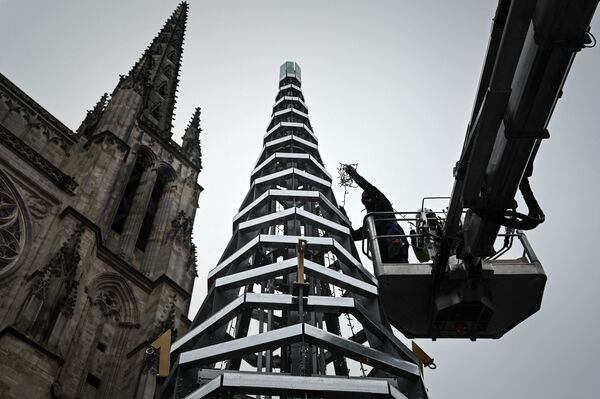 11 metrus augsta Ziemassvētku eglīte no pārstrādāta tērauda un stikla saskaņā ar franču dizainera Arno Lapjēra projektu iepretim sv. Andreja baznīcai Bordo - Sputnik Latvija