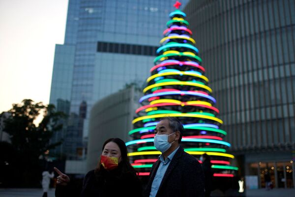 Daudzkrāsaina Ziemassvētku eglīte pie tirdzniecības centra Šanhajā, Ķīna - Sputnik Latvija