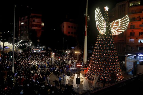 Ziemassvētku eglīte ar spārniņiem Beirutā, Libāna - Sputnik Latvija
