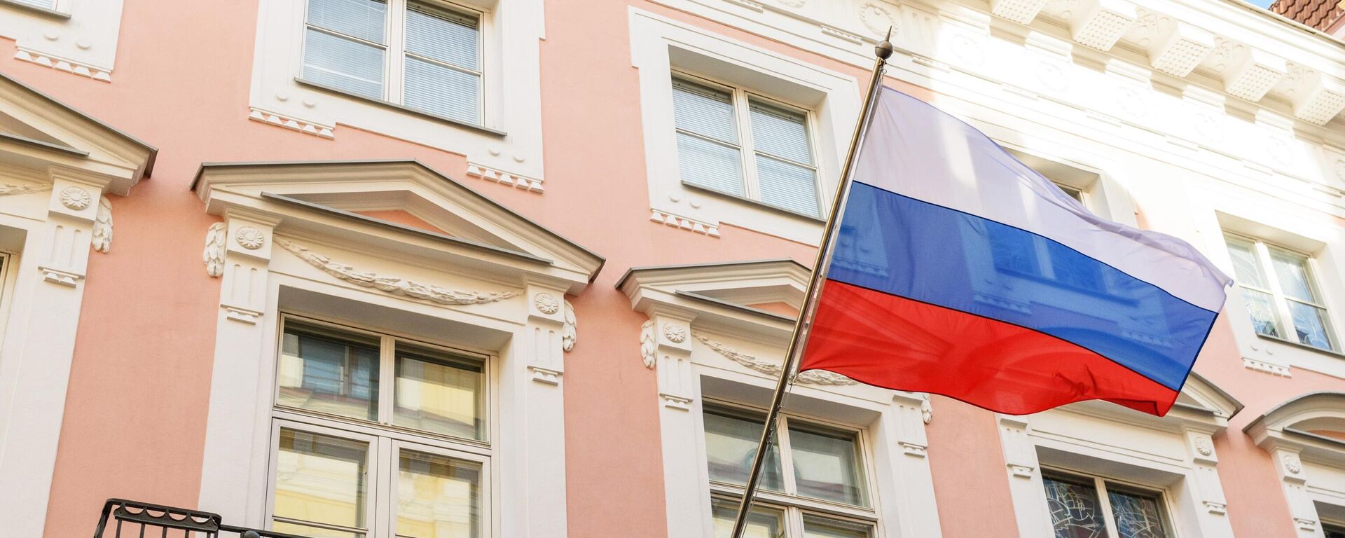 Флаг РФ на здании посольства России в Таллине - Sputnik Латвия, 1920, 04.03.2022
