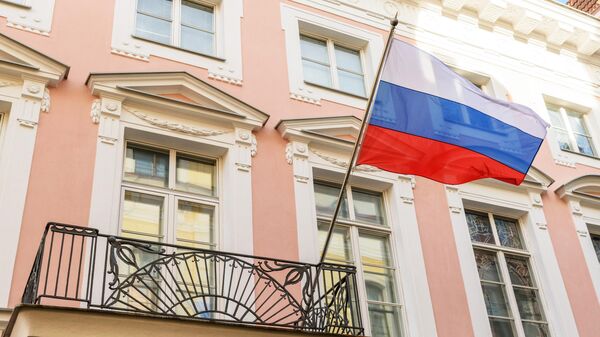 Флаг РФ на здании посольства России в Таллине - Sputnik Латвия