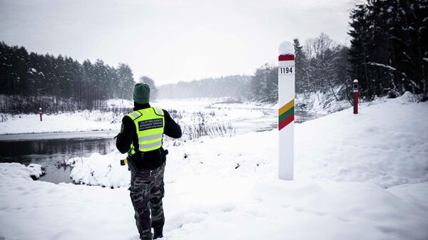 Литовский пограничник на границе с Беларусью, архивное фото - Sputnik Латвия
