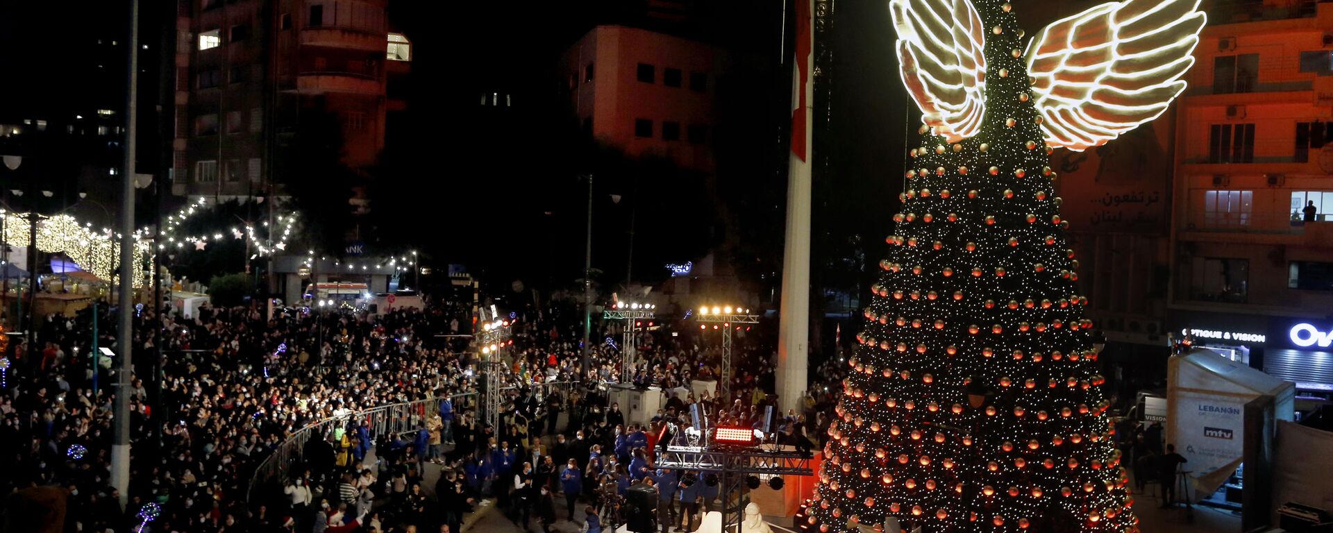 Рождественская елка с крылышками в Бейруте, Ливан - Sputnik Латвия, 1920, 24.12.2021