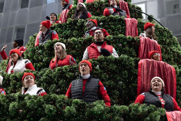 Выступающие поют на рождественской елке во время парада в честь Дня благодарения в Нью-Йорке. - Sputnik Латвия