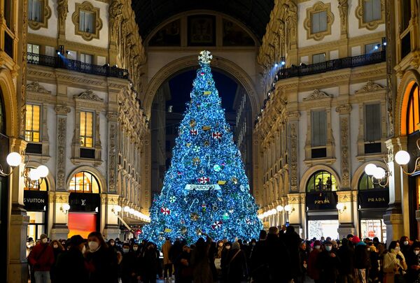 Рождественская елка, украшенная кристаллами Сваровски, в торговом центре Милана. - Sputnik Латвия