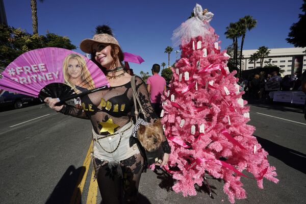 Новогоднее дерево &quot;Свободная Бритни&quot;, установленное фанатами Бритни Спирс перед зданием суда в Лос-Анджелесе. - Sputnik Латвия