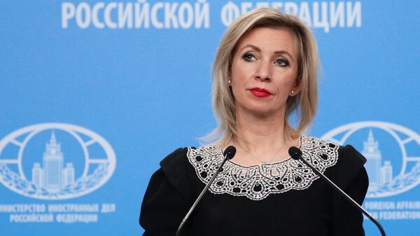 Официальный представитель Министерства иностранных дел России Мария Захарова во время брифинга - Sputnik Латвия