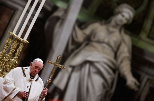 Папа Франциск служит Рождественскую мессу в базилике Святого Петра в Ватикане. - Sputnik Латвия