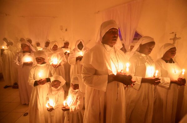 Последователи Африканской церковной миссии Мария Легио присутствуют на бдении в канун Рождества в их церкви в районе Форт-Иисус в Найроби, Кения. - Sputnik Латвия
