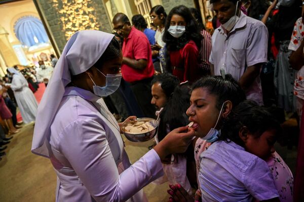 Христиане причащаются во время рождественской мессы в базилике Богоматери Ланки в Рагаме, на Шри-Ланке. - Sputnik Латвия