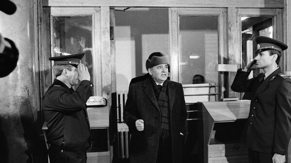 Первый день в Горбачев-фонде, после отставки - Sputnik Латвия