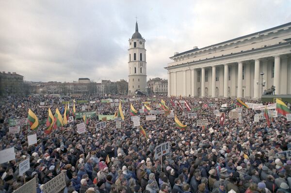 Митинг сторонников независимости Литвы на улицах Вильнюса, 1 января 1990 год. - Sputnik Латвия