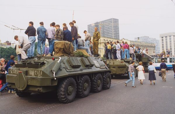 В дни августовского путча ГКЧП, 1991 год. Введено чрезвычайное положение, и в столицу введены воинские подразделения. В дни августовского путча ГКЧП, 1991 год. Введено чрезвычайное положение, и в столицу введены воинские подразделения. - Sputnik Латвия
