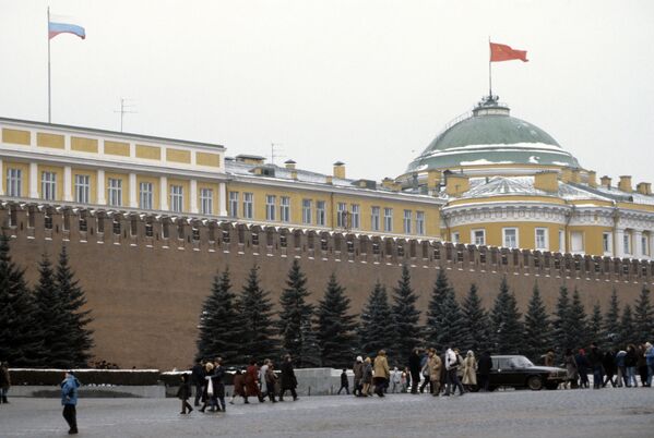 Над резиденцией Президента страны последние дни реет государственный флаг бывшего СССР, 21 декабря 1991 года. - Sputnik Латвия