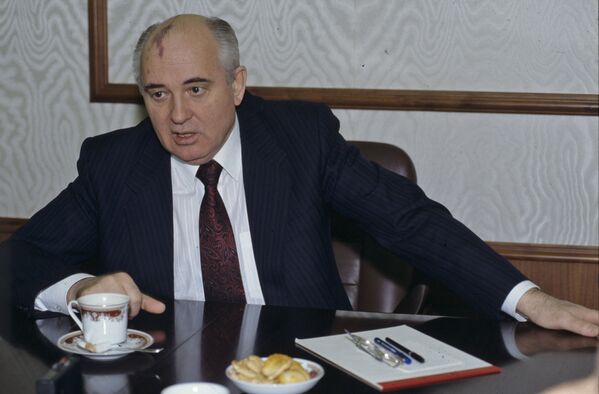 Михаил Сергеевич Горбачев. Беседа с журналистами итальянской газеты Репубблика Михаил Сергеевич Горбачев. Беседа с журналистами итальянской газеты Репубблика - Sputnik Латвия