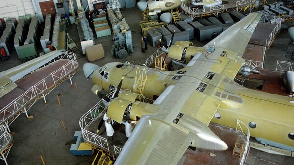 В сборочном цеху Киевского авиационного производственного объединения - Sputnik Латвия