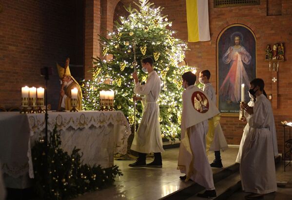 Svētku dievkalpojums Ziemassvētku priekšvakarā Tā Kunga apskaidrošanās katoļu katedrālē Novosibirskā. - Sputnik Latvija