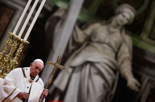 Pāvests Francisks vada Ziemassvētku misi Svētā Pētera katedrālē Vatikānā. Pāvests Francisks vada Ziemassvētku misi Svētā Pētera katedrālē Vatikānā. - Sputnik Latvija