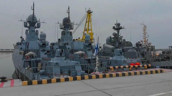 Прибытие более 20 кораблей Каспийской флотилии в пункт постоянной дислокации в Каспийск - Sputnik Latvija