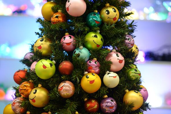 Neatkārtojamas rotaļlietas bija redzamas starptautiskajā Jaunā gada un svētku industrijas tirdzniecības gadatirgū &quot;Christmas Time. 100 dienas līdz Jaungadam&quot; Mākslinieka namā Maskavā - Sputnik Latvija