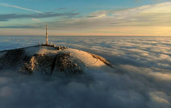 Mašuka kalna virsotne ar pašu augstāko televīzijas torni Eiropā zemu mākoņu joslā Pjatigorskā - Sputnik Latvija