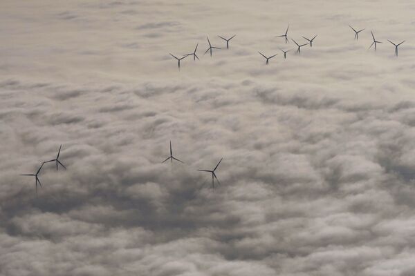 Vēja ģeneratori virs mākoņiem Šaterlo, Francija - Sputnik Latvija