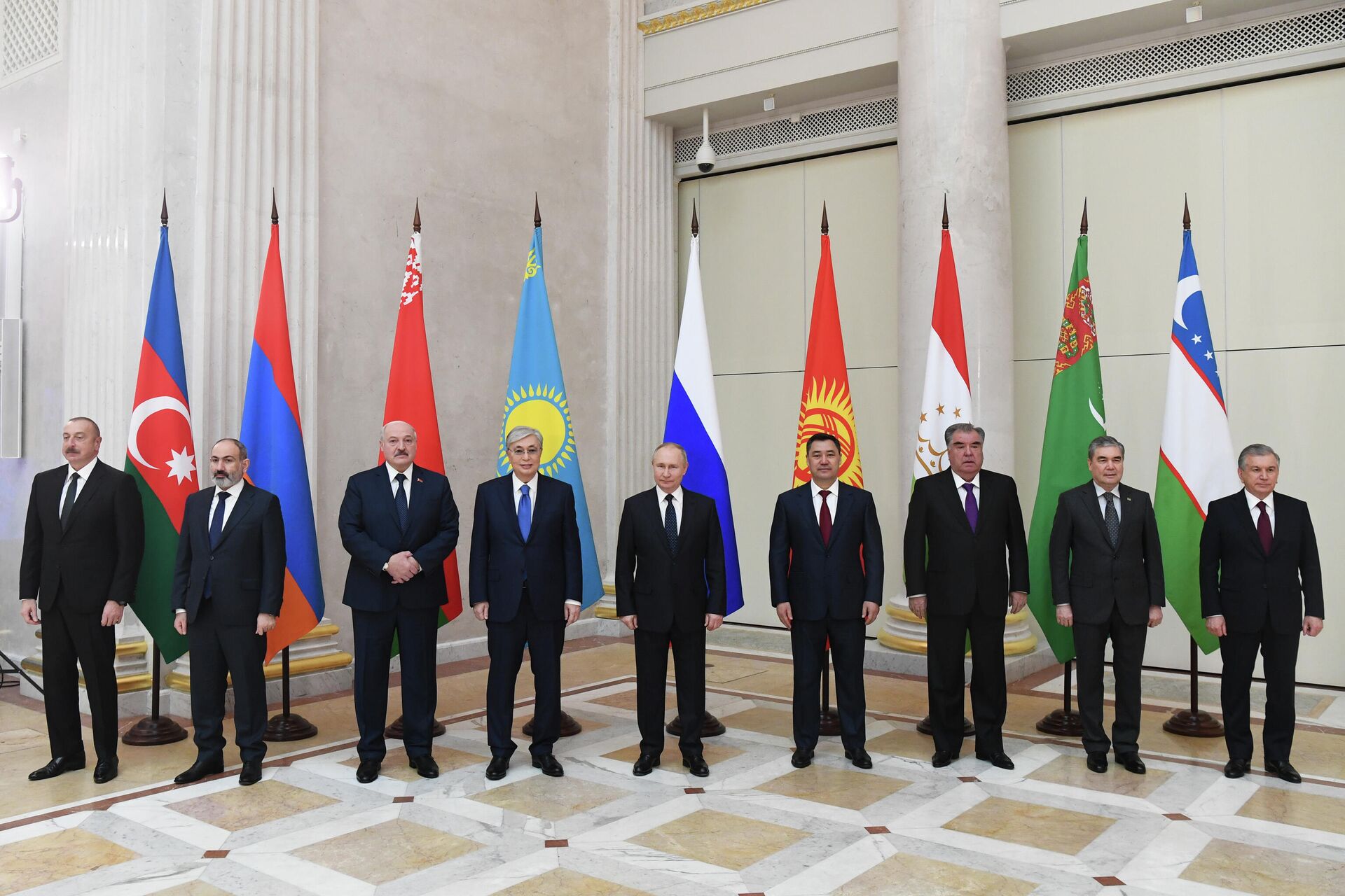 Общая фотография участников неформального саммита лидеров СНГ в Санкт-Петербурге - Sputnik Латвия, 1920, 28.12.2021