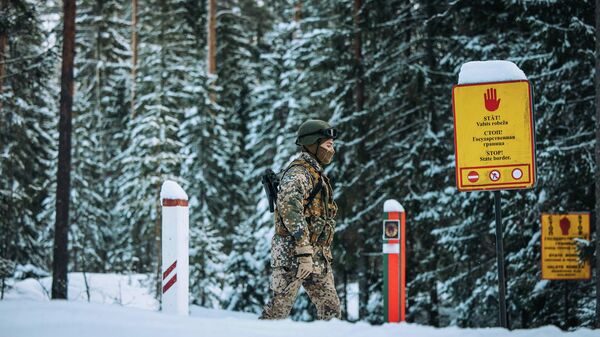 Латвийский пограничник патрулирует латвийско-белорусскую границу  - Sputnik Латвия