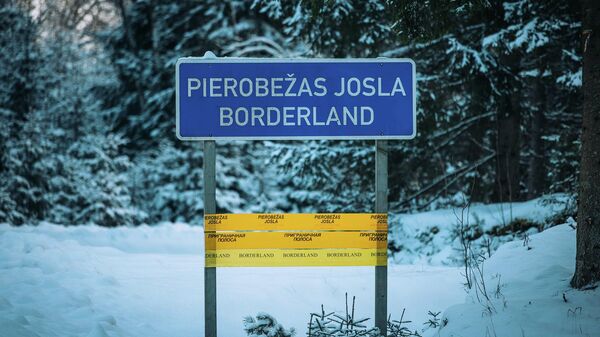 Предупреждающий знак на латвийско-белорусской границе - Sputnik Латвия