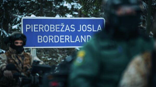 Латвийские пограничники патрулируют латвийско-белорусскую границу на квадроциклах - Sputnik Латвия