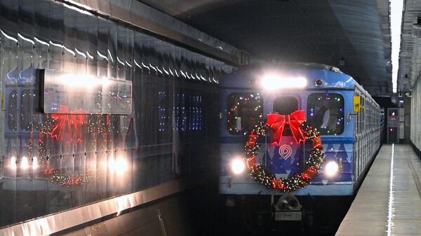 Новогодний поезд московского метро - Sputnik Латвия