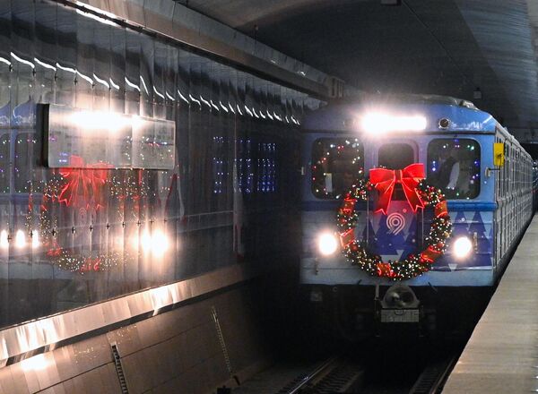 Головной вагон праздничного поезда метро украшает светящийся новогодний венок. - Sputnik Латвия