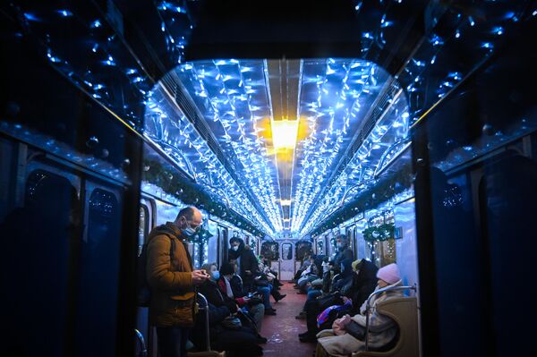 Всего в московском метро в этом году курсируют 30 составов в новогоднем убранстве, добавляя пассажирам праздничного настроения. - Sputnik Латвия
