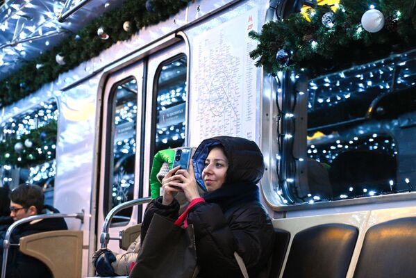 Прибытие нарядного новогоднего поезда поднимает настроение пассажирам столичной подземки. - Sputnik Латвия