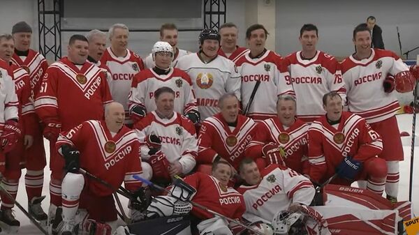 Хоккей с Путиным и Лукашенко: президенты сыграли в одной команде - Sputnik Latvija