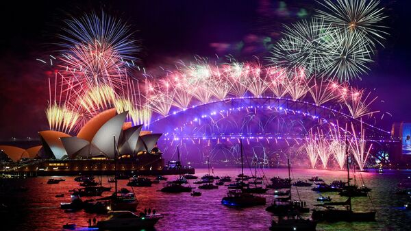 Порт Сиднея во время новогоднего салюта в Австралии - Sputnik Латвия