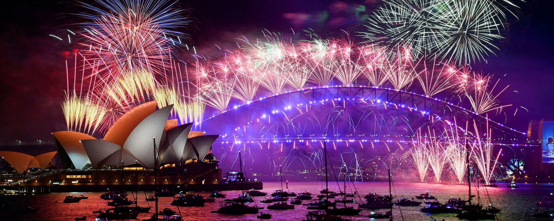 Порт Сиднея во время новогоднего салюта в Австралии - Sputnik Латвия, 1920, 01.01.2022