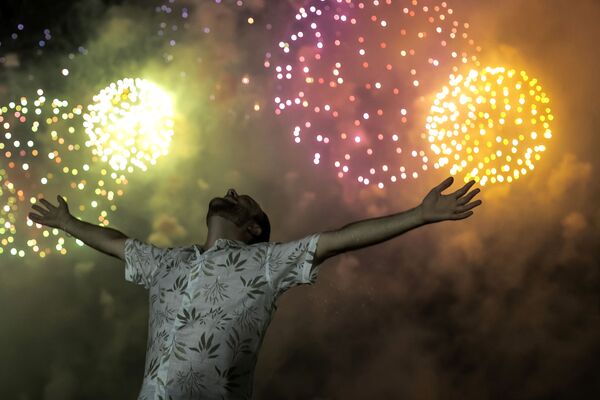 Многие искренне радовались уходящему тяжелому году. На фото - мужчина на пляже Копакабана в Рио-де-Жанейро, Бразилия. - Sputnik Латвия