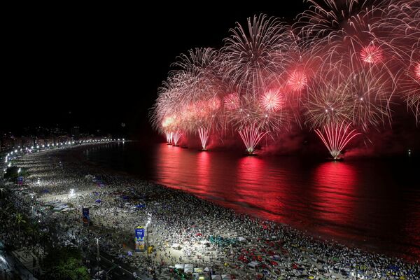 Для жителей Рио в Бразилии фейерверки запустили на воде. Таким образом, сценой стал весь пляж. - Sputnik Латвия
