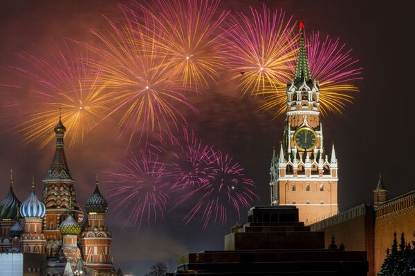 Конечно же, без праздника не остались и москвичи. Хоть на Красную площадь проход и был ограничен, но увидеть красочный салют можно было почти со всех уголков российской столицы. Конечно же, без праздника не остались и москвичи. Хоть на Красную площадь проход и был ограничен, но увидеть красочный салют можно было почти со всех уголков российской столицы. - Sputnik Латвия